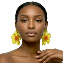 Load image into Gallery viewer, Summer’s Fav - Flower Earrings

